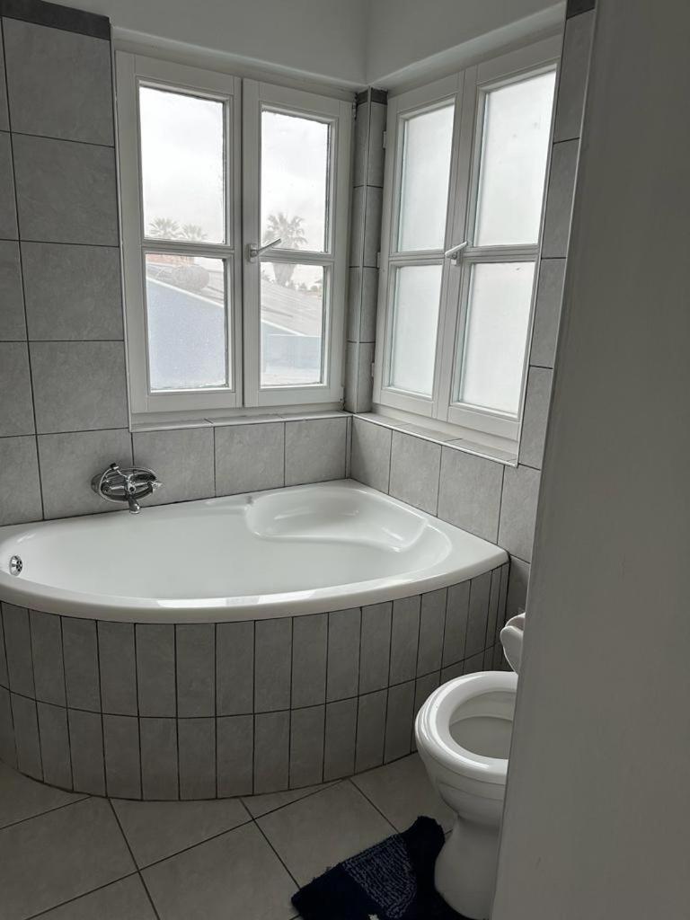 Coastwave Guest House Уолфиш-Бей Экстерьер фото