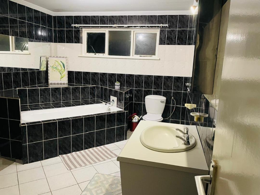 Coastwave Guest House Уолфиш-Бей Экстерьер фото