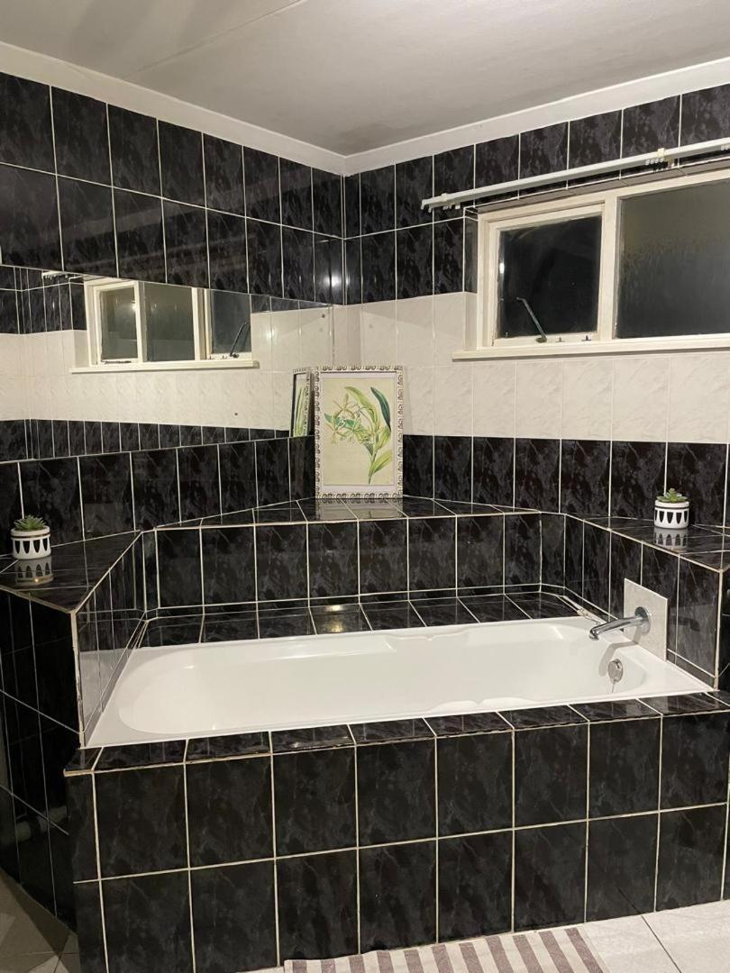 Coastwave Guest House Уолфиш-Бей Экстерьер фото